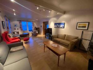 een woonkamer met een bank en een tafel bij Hus i Lofoten in Laupstad