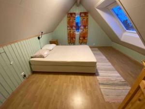 een slaapkamer met een bed op zolder bij Hus i Lofoten in Laupstad