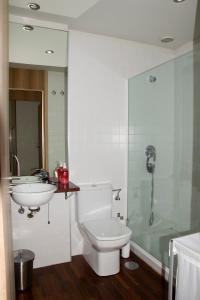 y baño con aseo, lavabo y ducha. en Maravilloso apartamento de playa en la paradisíaca Illa de Arousa, en A Illa de Arousa