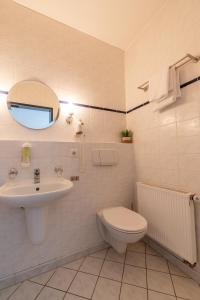 A bathroom at Landhotel Elkemann