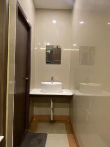 łazienka z 2 umywalkami i lustrem w obiekcie Hotel Sivas Regency w mieście Theni