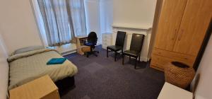 Un dormitorio con una cama, un escritorio y una silla. en Marina House, en Ipswich