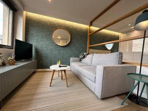 una sala de estar con un sofá y una mesa en P Sanz 1, 303 by YBH, en Vigo