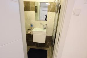 W łazience znajduje się umywalka i lustro. w obiekcie דירה יפה סגנון מודרני מרחק של 5 דקות נסיעה מהים w mieście Aszkelon