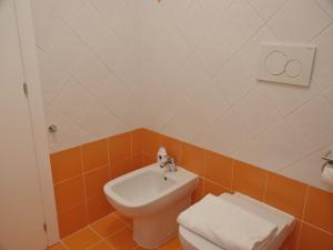 a bathroom with a white sink and a toilet at Contrada Cappello - Tricamere centralissimo in Palmanova +37 photos
