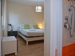 una camera da letto con un letto con cuscini verdi di Contrada Cappello - Tricamere centralissimo a Palmanova