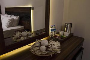 イスタンブールにあるHotel Atabayのベッドと鏡が備わるホテルルーム