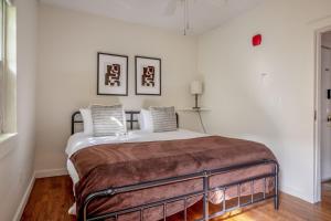 1 dormitorio con 1 cama grande y 2 cuadros en la pared en South Boston 1br w building wd nr seaport BOS-913, en Boston