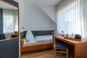 A bed or beds in a room at Landhotel Elkemann