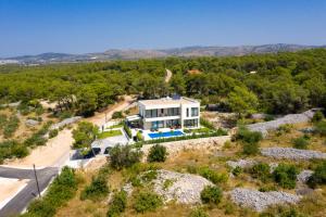Vista aérea de una casa en una colina en Spuga, en Brodarica