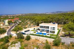 una vista aérea de una casa con piscina en Spuga, en Brodarica