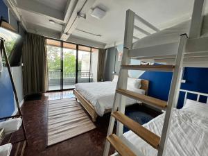 um quarto com 2 beliches e uma varanda em Summer house em Chiang Mai