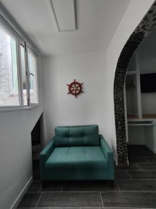 zieloną kanapę w pokoju z oknem w obiekcie Casa Paula w mieście Las Playitas