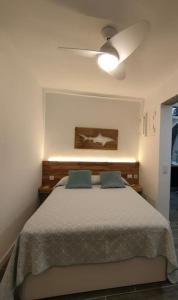 um quarto com uma cama e uma ventoinha de tecto em Casa Paula em Las Playitas