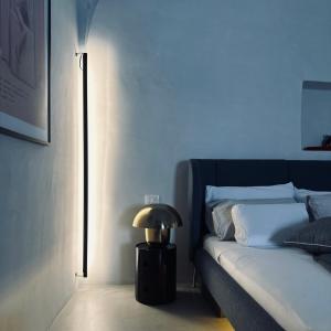 - une chambre avec un lit et une lampe sur une table dans l'établissement Stanza22, à Ceglie Messapica