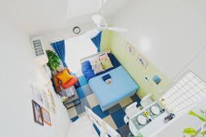 SC Heights 201 في طوكيو: اطلالة علوية على غرفة دمى مع طاولة زرقاء