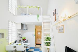 un pequeño apartamento con una escalera en una habitación en SC Heights 201, en Tokio