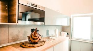 una cucina con statua di pollo seduta su un bancone di Domus Antica a Santa Maria Capua Vetere