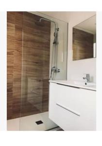y baño con ducha, lavabo y espejo. en Apartamento céntrico de diseño en calle Tres Forques,Valencia, en Valencia