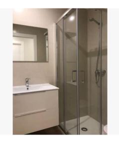 y baño con ducha acristalada y lavamanos. en Apartamento céntrico de diseño en calle Tres Forques,Valencia, en Valencia