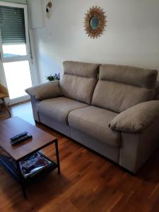uma sala de estar com um sofá e uma mesa de centro em Apartamentos Parke24 - San Sebastian em Errenteria
