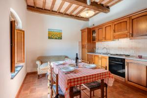 uma cozinha com uma mesa com uma toalha de mesa em Agriturismo Fadanelli - Le Rondini em Lamporecchio