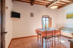 uma sala de estar com uma mesa e um sofá em Agriturismo Fadanelli - Le Rondini em Lamporecchio