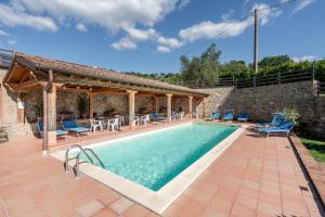 ein Bild eines Schwimmbads in einem Haus in der Unterkunft Agriturismo Fadanelli - Le Rondini in Lamporecchio