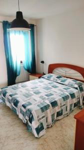 Montenerodomo的住宿－Il Borgo di Maya，一间卧室配有一张床,床上铺有铺着条纹毯子