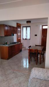 Montenerodomo的住宿－Il Borgo di Maya，一间带桌子的客厅和一间厨房