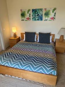 een slaapkamer met een groot bed met een kleurrijke sprei bij Beautiful villa in Santa Cristina d'Aro in Santa Cristina d'Aro