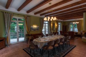 a dining room with a long table and chairs at Vila Cetina in Beliş