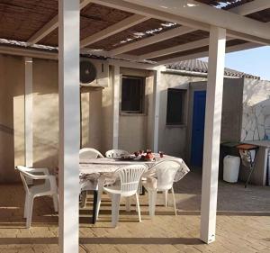 A balcony or terrace at Holiday home in Portopalo 35405