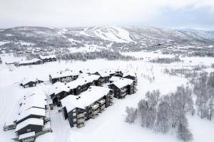 eine Luftansicht eines Resorts im Schnee in der Unterkunft Beautiful apartment - high standard - Geilo centre in Geilo