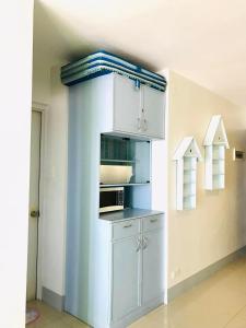 卡加延德奧羅的住宿－Primavera Residence Silver 3Kates，厨房配有白色橱柜和微波炉