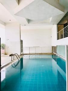 卡加延德奧羅的住宿－Primavera Residence Silver 3Kates，大楼内的一个蓝色海水游泳池