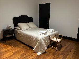 - une chambre avec un lit et 2 serviettes dans l'établissement Le Lys, à Épernay
