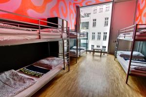 un dormitorio con diversi letti a castello. di Heart of Gold Hostel Berlin a Berlino