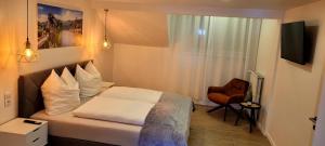Habitación de hotel con cama y silla en MoselVilla No 7 en Pommern