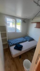 ein kleines Bett in einem Zimmer mit Fenster in der Unterkunft Appartments Feldkirchen in Feldkirchen in Kärnten