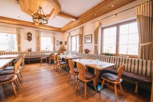 a restaurant with tables and chairs and windows at Gasthof Drei Schwanen in Langenwetzendorf