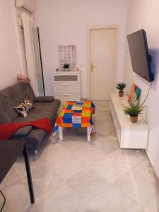 sala de estar con sofá y mesa en Casa Santa Clara Street, en Sevilla