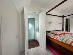een slaapkamer met een bed en een deur naar een badkamer bij High end Villa in the hart of Knokke Zoute close to the beach and shoping area in Knokke-Heist