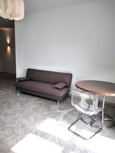 - un salon avec un canapé et une table dans l'établissement Spazioso appartamento Parabiago, à Parabiago