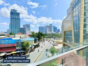 una vista sulla città dal balcone dell'unico appartamento in centro di WH Chamkarmon Residence a Phnom Penh