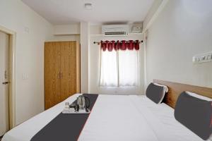 une chambre à l'hôpital avec un lit et une fenêtre dans l'établissement Flagship Sri Sai Comforts, à Bangalore