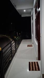 een gang van een gebouw 's nachts met een trap bij RADHA BNB ( HOMESTAY ) in Dharamshala