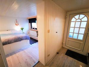 Schlafzimmer mit einem Bett, einem Fenster und einer Tür in der Unterkunft Fachwerkhaus mitten in der Altstadt - Ferien in Rotenburg in Rotenburg an der Fulda
