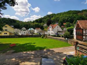 ein Dorf mit einem grünen Feld und Häusern in der Unterkunft Fachwerkhaus mitten in der Altstadt - Ferien in Rotenburg in Rotenburg an der Fulda