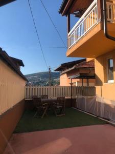 eine Terrasse mit 2 Stühlen und einem Tisch auf dem Balkon in der Unterkunft Villa Bastion in Sarajevo